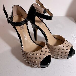 ROCK & REPUBLIC studded Black and Tan peep toe stiletto sexy and versatile